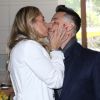 Adriane Galisteu contou ao jornal 'Extra' deste sábado, 30 de setembro de 2017, que faz questão de dar beijo de língua no marido, Alexandre Iódice