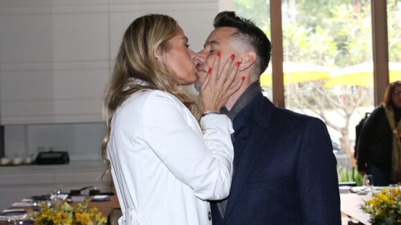 Adriane Galisteu exige beijo de língua do marido: 'Selinho dou nos meus amigos'
