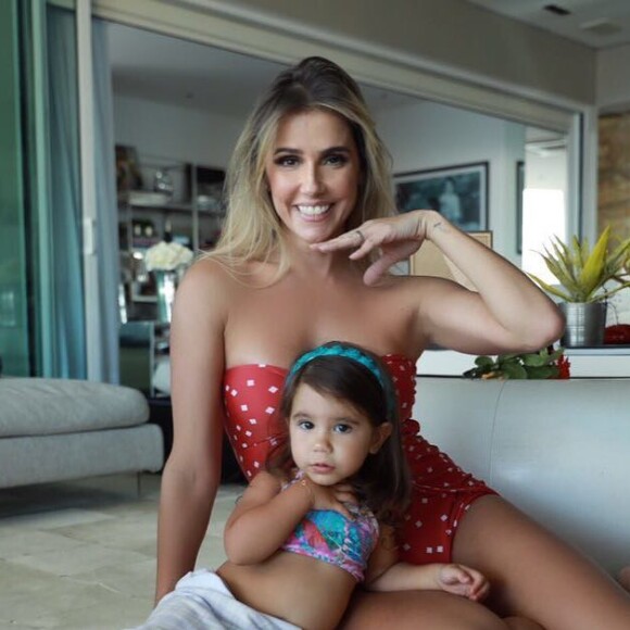 Deborah Secco assumiu que nem tentou esconder a filha por não ter o dinheiro de Sandy, que prefere manter o filho, Theo, longe da mídia