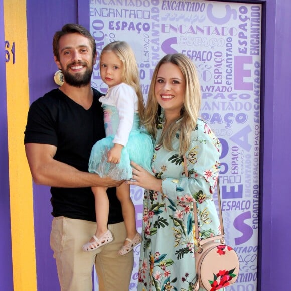 Rafael Cardoso e Mariana Bridi posam com a filha, Aurora