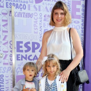 Carolinie Figueiredo leva os filhos, Bruna e Theo, ao aniversário de Aurora