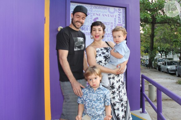 Regiane Alves posa com o marido, João Miguez, e os filhos, João Gabriel, de 3 anos, e Antônio, de 2 anos