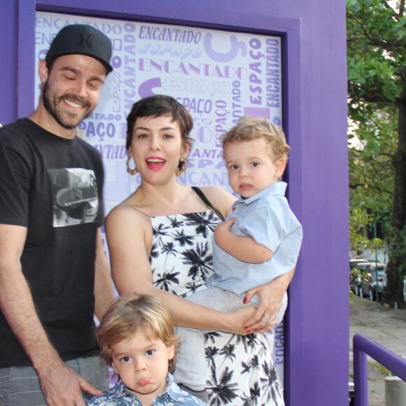 Regiane Alves posa com o marido, João Miguez, e os filhos, João Gabriel, de 3 anos, e Antônio, de 2 anos