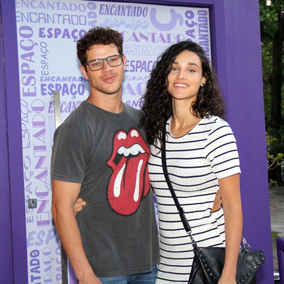 José Loreto e Débora Nascimento marcam presença no aniversário de Aurora, filha de Rafael Cardoso e Mariana Bridi, em 1 de outubro de 2017