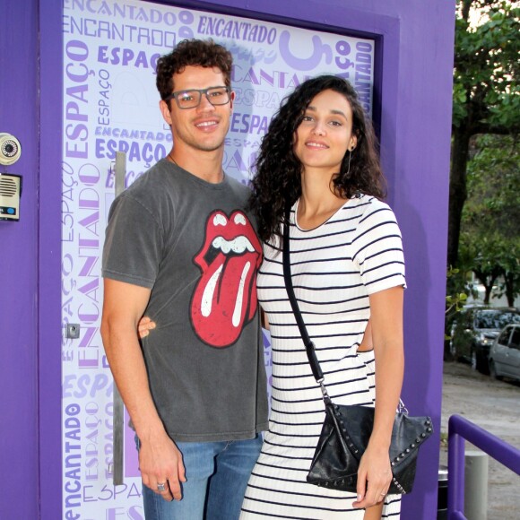 José Lorero e Débora Nascimento vão ao aniversário de Aurora, filha de Rafael Cardoso e Mariana Bridi