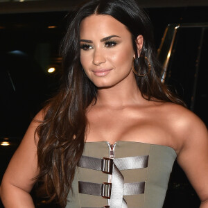 Neymar comentou foto de Demi Lovato, que publicou a legenda da música 'Tell Me You Love Me', 'Diga que você me ama', em português, faixa de seu novo álbum