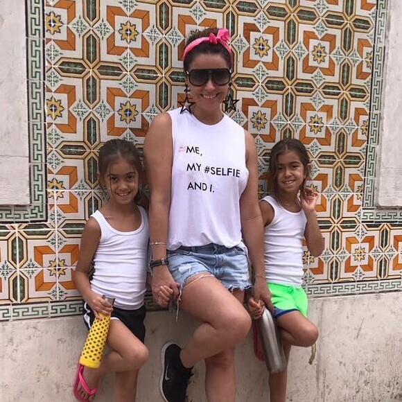 Giovanna Antonelli está em Portugal com as filhas gêmeas, Antonia e Sofia, de 4 anos