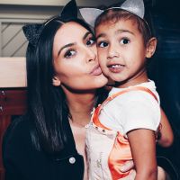 Kim Kardashian conta que a filha, North, usa seus vestidos cortados: 'Adaptando'