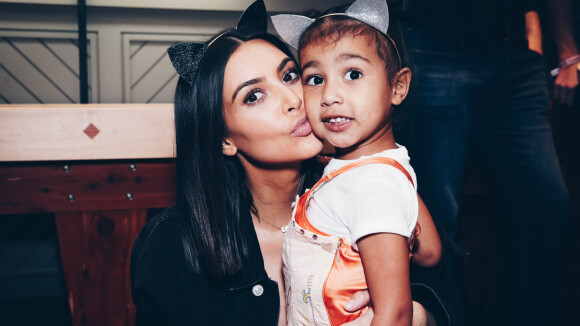 Kim Kardashian conta que a filha, North, usa seus vestidos cortados: 'Adaptando'