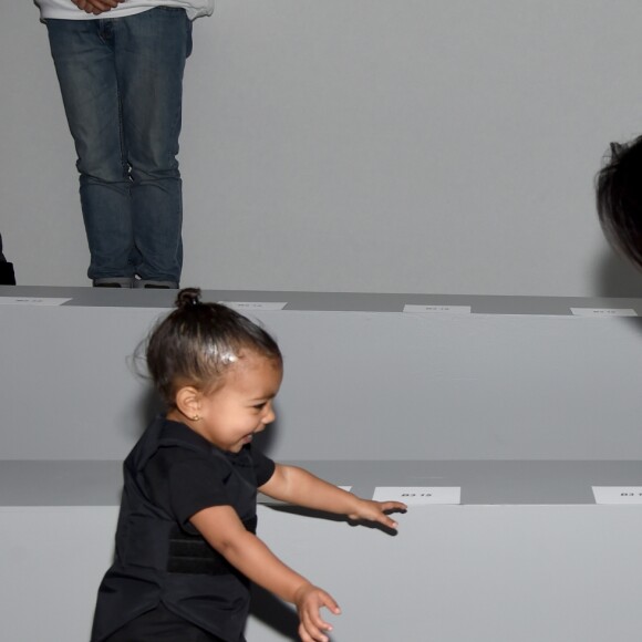 'Nós sempre estamos costurando alguma coisa, adaptando, ou pegando vestidos meus e cortando para o tamanho de North', afirmou Kim Kardashian sobre os looks da filha 