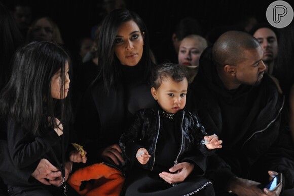 Desde bebê, North Kardashian é clicada em produções cheias de estilo ao lado dos pais