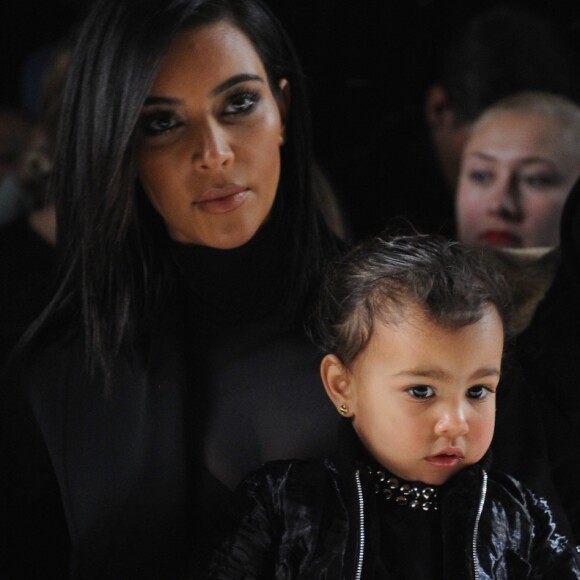 Desde bebê, North Kardashian é clicada em produções cheias de estilo ao lado dos pais