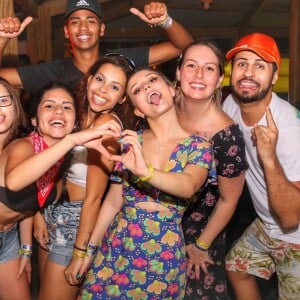 Larissa Manoela usou vestido em Porto Seguro, onde comemorou formatura com amigos do Ensino Médio