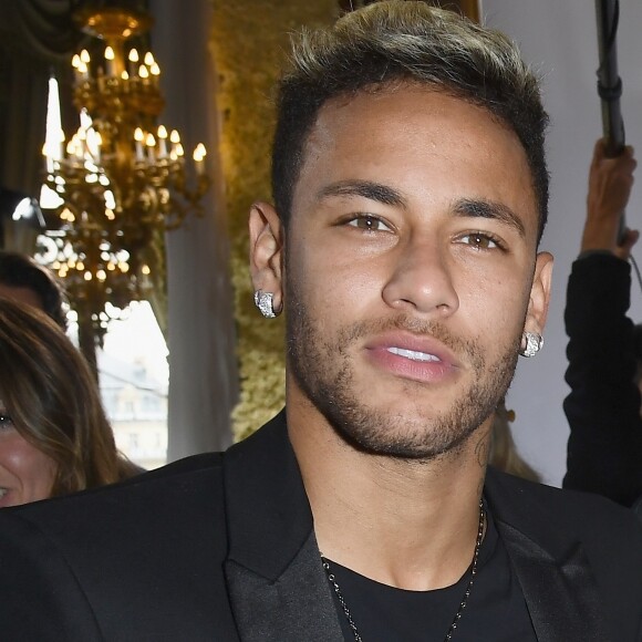 Interessado na modelo, Neymar foi a Paris Fashion Week por vários dias