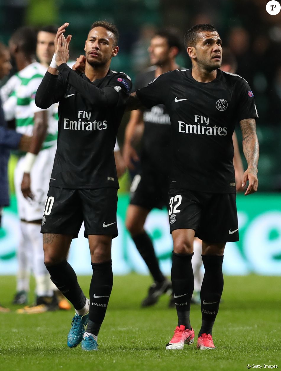 Neymar comemorou o gol do Paris Saint-Germain com um ...