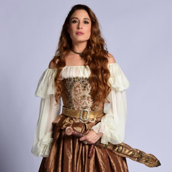 Na novela 'Belaventura', Pietra (Rayanne Morais) confessa a Enrico (Bernardo Velasco) que sente ciúmes de Selana (Giselle Itié) e que acredita que eles tiveram algum envolvimento amoroso no passado, no capítulo que vai ao ar na terça-feira, 10 de outubro de 2017