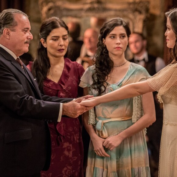 Delfina (Leticia Sabatella) não se conforma por José Augusto (Tony Ramos) não perfilhar Tereza (Olívia Torres), que é meio-irmã de Maria Vitória (Vitória Strada), na novela 'Tempo de Amar'