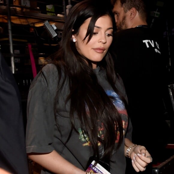 Kylie Jenner preferiu lojas virtuais e de grife para os primeiros itens da filha