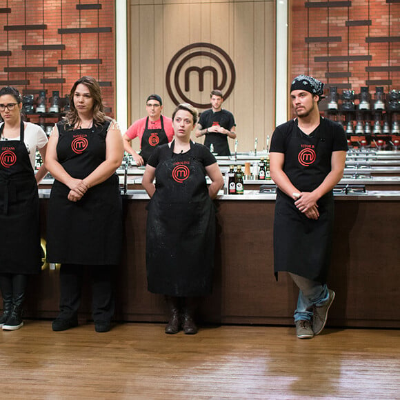 Caroline dava risadas após a avaliação dos chefs e causou 'climão' no 'MasterChef'