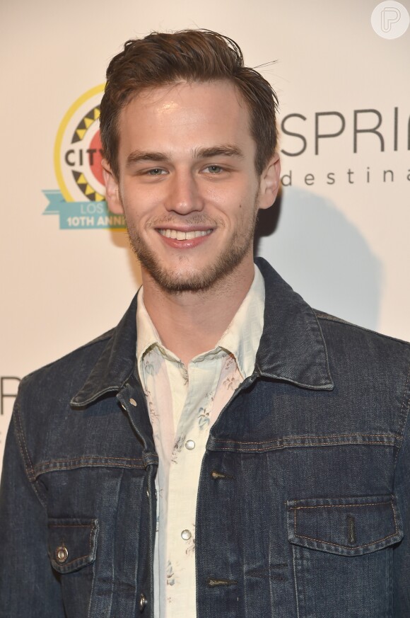 Brandon Flynn, destaque da série '13 Reasons Why', foi clicado em clima de romance com o cantor