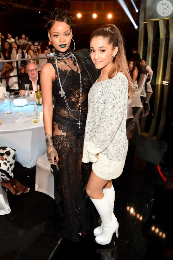 Rihanna, de Givenchy, posa ao lado de Ariana Grande