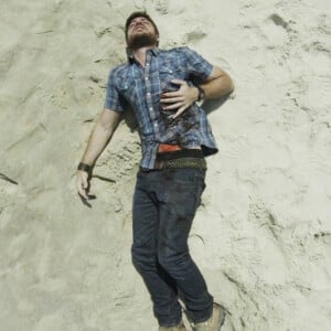 Zeca (Marco Pigossi) será socorrido e levado para o hospital, onde ficará internado em estado grave, na novela 'A Força do Querer'