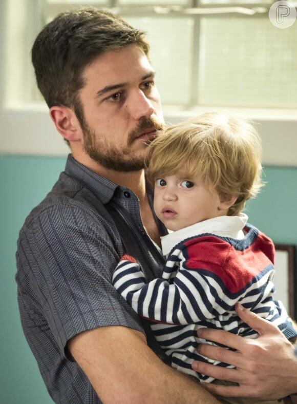 Em 'A Força do Querer', Zeca (Marco Pigossi) descobre que é pai de Ruyzinho (Lourenço Souza) e briga pela guarda
