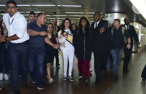 As cantoras do Fifth Harmony chegaram ao Brasil repleta de seguranças 