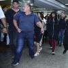 Cercada de seguranças, as cantoras deixaram o aeroporto em São Paulo