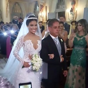 Ex-BBB Munik escolheu um vestido da estilista Solange Sahdo, avaliado em R$ 40 mil