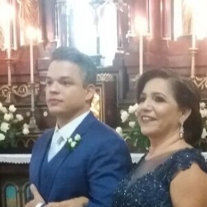 Anderson Felício esperou a noiva no altar com sua mãe