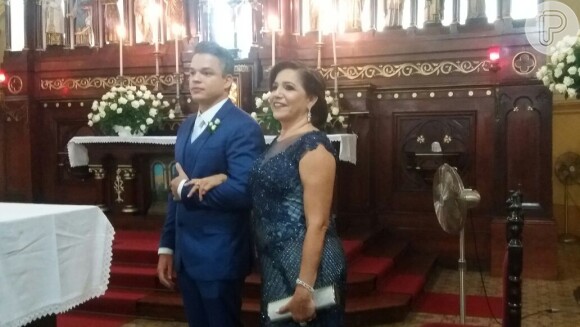 Anderson Felício esperou a noiva no altar com sua mãe