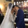 Ex-BBB Munik beija o noivo, Anderson Felício, após os votos de casamento