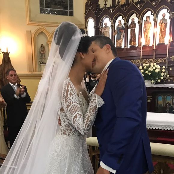 Ex-BBB Munik beija o noivo, Anderson Felício, após os votos de casamento