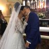 Ex-BBB Munik e o noivo, Anderson Felício, trocam beijos após os votos de casamento