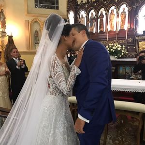 Ex-BBB Munik e o noivo, Anderson Felício, trocam beijos após os votos de casamento