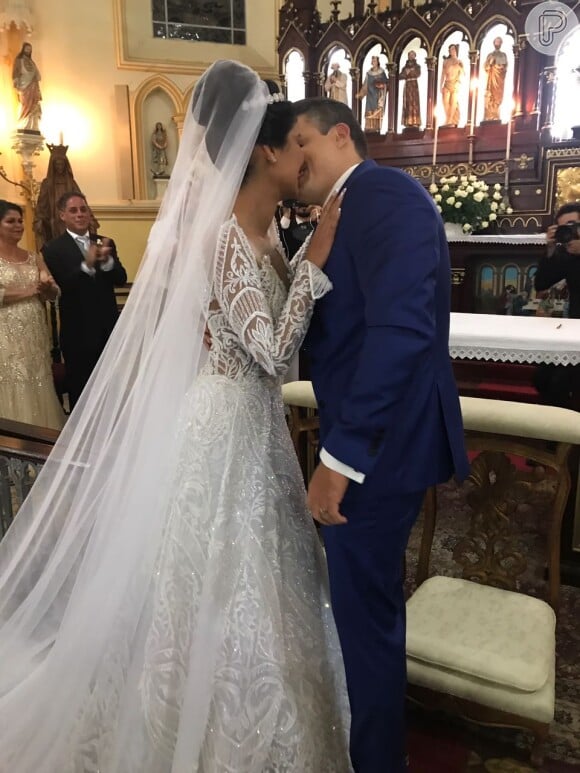 Ex-BBB Munik e o noivo, Anderson Felício, trocam beijos após os votos de casamento