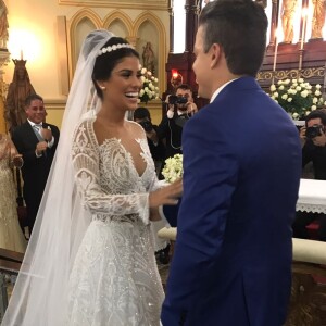 Ex-BBB Munik escolheu um longo decotado, com transparência e renda para o casamento