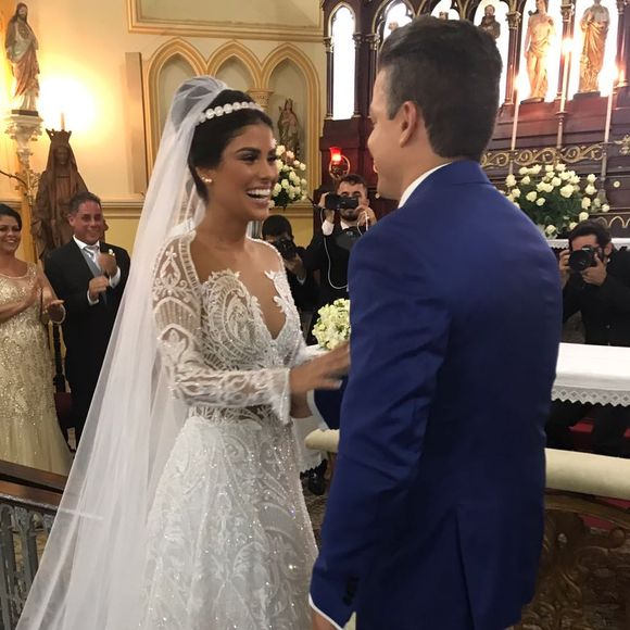 Ex-BBB Munik escolheu um longo decotado, com transparência e renda para o casamento