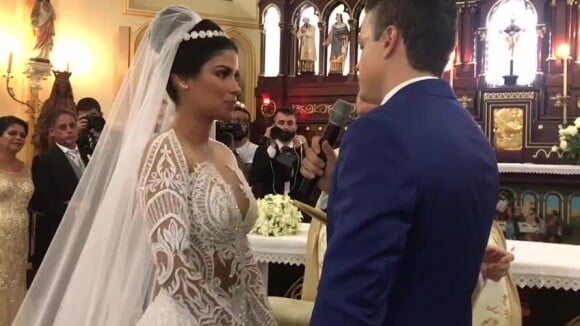 Anderson Felício faz votos de casamento para Munik durante cerimônia
