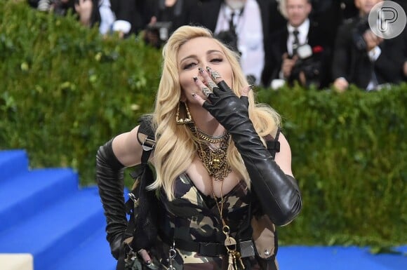 Madonna exibiu as filhas gêmeas, Stella e Esther, cantando o funk 'Olha a Explosão', de MC Kevinho, em seu Instagram, nesta quarta-feira, 4 de outubro de 2017