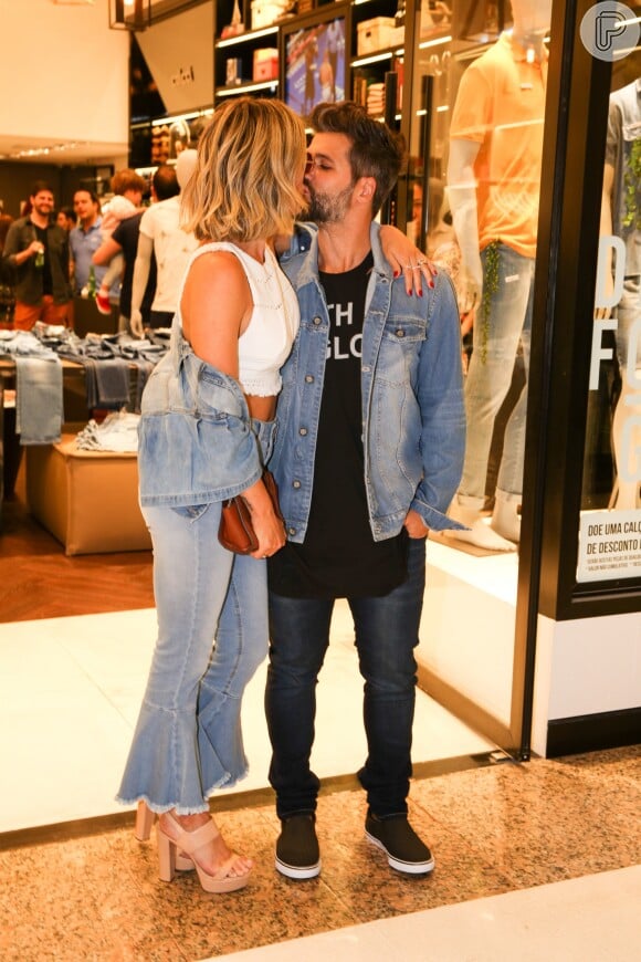 Giovanna Ewbank e Bruno Gagliasso trocaram beijos no evento da Colcci na loja do Morumbi Shopping, em São Paulo, nesta terça-feira, 3 de outubro de 2017