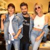 'Às terças usamos jeans', escreveu Fernanda Paes Leme na legenda da foto com Bruno Gagliasso e Giovanna Ewbank, publicada no Instagram