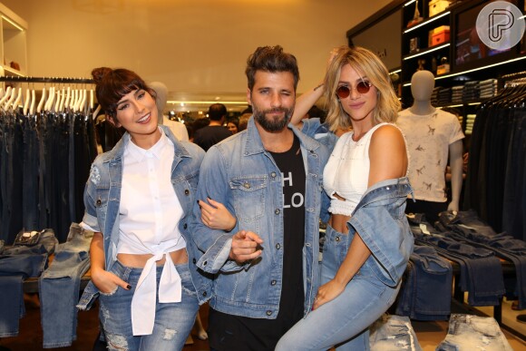 Assim como Fernanda Paes Leme e Giovanna Ewbank, Bruno Gagliasso vestiu jeans da Colcci na loja do Morumbi Shopping, em São Paulo, nesta terça-feira, 3 de outubro de 2017