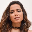 Anitta e mais famosos ironizam a moda de fotos com pé na pia: 'Acaba logo 2017'
