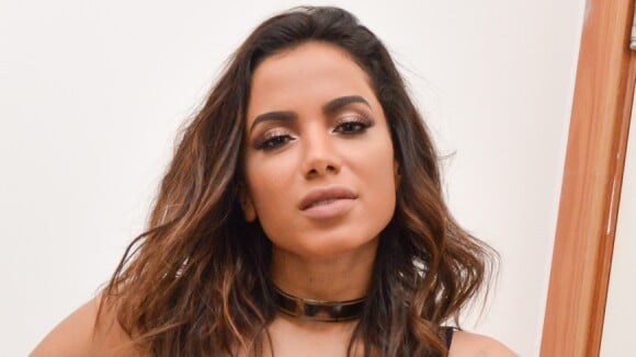 Anitta e mais famosos ironizam a moda de fotos com pé na pia: 'Acaba logo 2017'