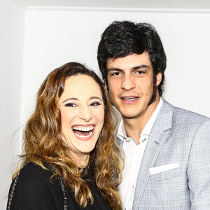 Mulher de Mateus Solano, a atriz Paula Braun também brincou com a moda do pé na pia e fez um post na sua conta do Twitter