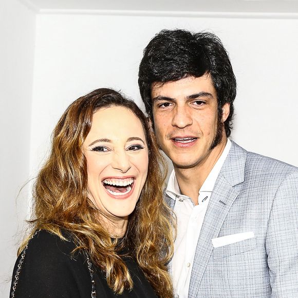 Mulher de Mateus Solano, a atriz Paula Braun também brincou com a moda do pé na pia e fez um post na sua conta do Twitter