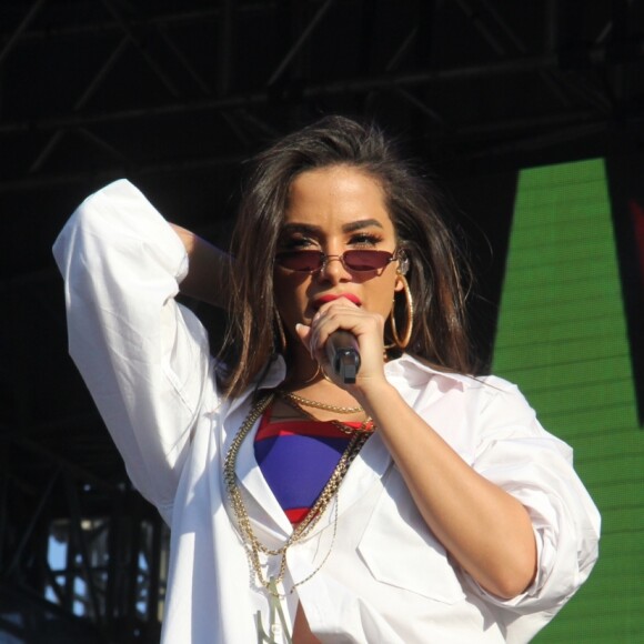 A cantora Anitta ironizou a moda do pé na pia com a hashtag #AchamosVasoMaisTrending