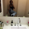 Sabrina Sato aderiu à moda e posou para selfie no espelho com o pé na pia do banheiro